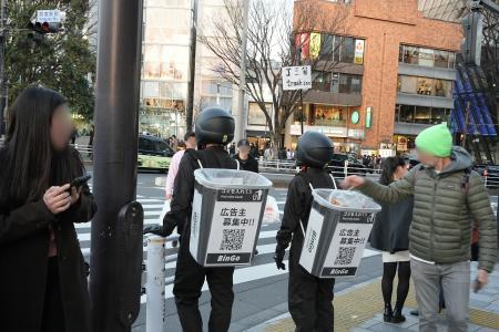 SNSで400万再生突破!「歩くゴミ箱広告がポイ捨てを阻 SNSで400万再生突破!「歩くゴミ箱広告がポイ捨てを阻