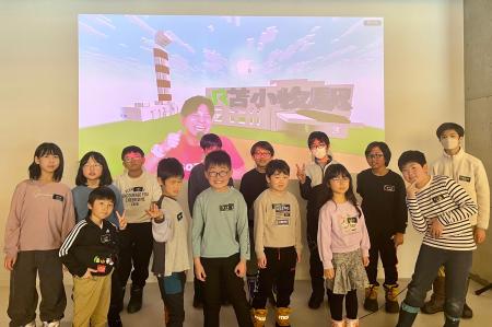 小学生が3Dで描いた「未来の苫小牧駅前」を苫小牧市長 小学生が3Dで描いた「未来の苫小牧駅前」を苫小牧市長