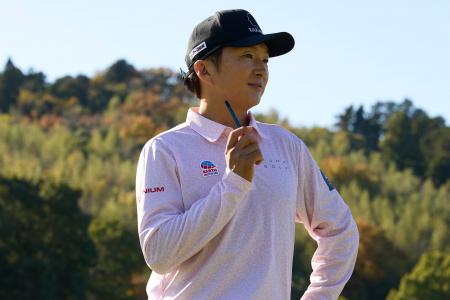 世界を知る名キャディー・進藤大典氏が深呼吸サポート 世界を知る名キャディー・進藤大典氏が深呼吸サポート