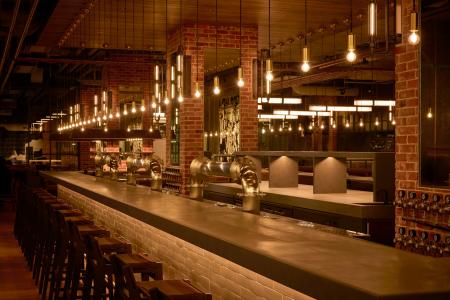 日本最大の駅直結クラフトビール醸造所併設型レストラ 日本最大の駅直結クラフトビール醸造所併設型レストラ