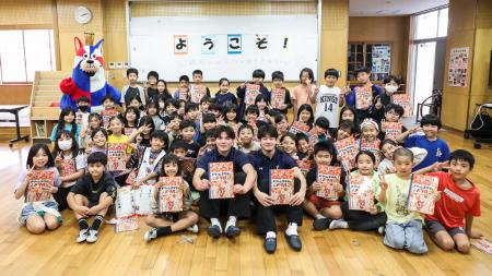 ホームタウン沖縄市内の小学3年生全員に「ドリームス ホームタウン沖縄市内の小学3年生全員に「ドリームス