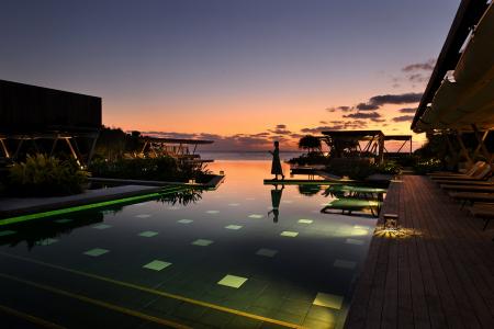 【星のや沖縄】夏の夜空に染まるインフィニティプール 【星のや沖縄】夏の夜空に染まるインフィニティプール