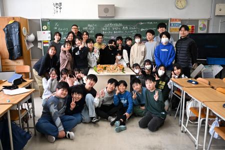 博展、横浜市の小学6年生と廃棄予定の体育館の床utf-8 博展、横浜市の小学6年生と廃棄予定の体育館の床utf-8