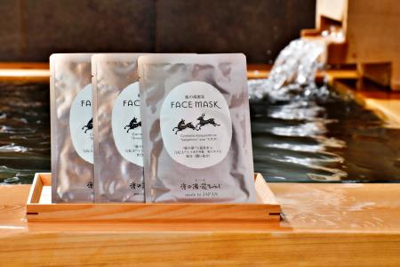 名湯の恵みとCICAが織りなす至福の1枚。湯上がり肌を 名湯の恵みとCICAが織りなす至福の1枚。湯上がり肌を