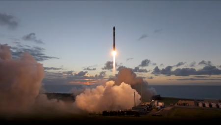 自社8機目の小型SAR衛星、軌道投入に成功、アンテナの 自社8機目の小型SAR衛星、軌道投入に成功、アンテナの