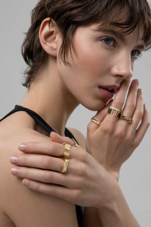 ゴールドの静寂、空間を支配する三つの造形。BLANC IR ゴールドの静寂、空間を支配する三つの造形。BLANC IR