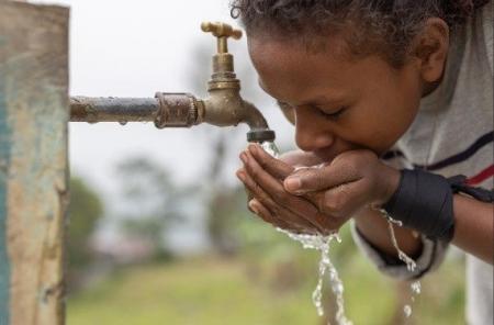 「湖のクレヨン」の売上の一部を活用し、開発途上国の 「湖のクレヨン」の売上の一部を活用し、開発途上国の