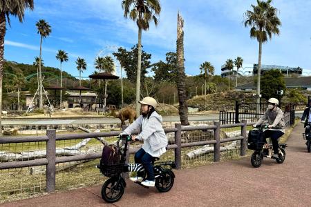 【WANDERIDE(R)導入事例】電動バイクで動物たちのすぐ 【WANDERIDE(R)導入事例】電動バイクで動物たちのすぐ