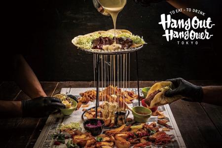 スタッフが豪快にばらまくポテト&ナチョスに唖然!タ スタッフが豪快にばらまくポテト&ナチョスに唖然!タ