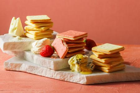 <母の日ギフトに>人気の苺の味わいと定番クッキーの <母の日ギフトに>人気の苺の味わいと定番クッキーの