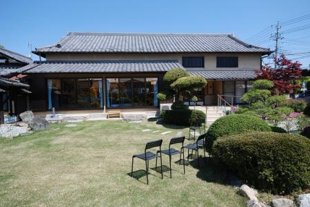 新緑の庭園に響く学生の音色 高齢者施設で世代をつな 新緑の庭園に響く学生の音色 高齢者施設で世代をつな