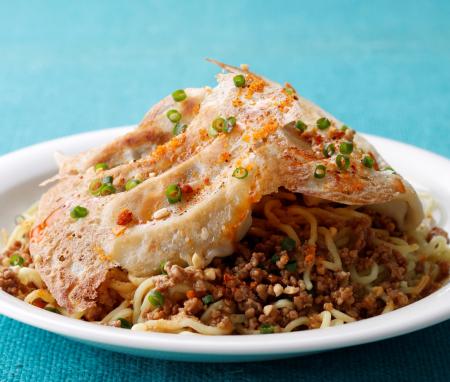 「大阪王将」の羽根つき餃子をくずして楽しむ、新感覚 「大阪王将」の羽根つき餃子をくずして楽しむ、新感覚