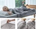 夏の寝具に必要なのは“冷たいだけじゃない”。シルクの 夏の寝具に必要なのは“冷たいだけじゃない”。シルクの