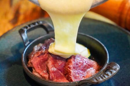 チーズを豪快にかける“肉×チーズ”の新作が登場。9周年 チーズを豪快にかける“肉×チーズ”の新作が登場。9周年