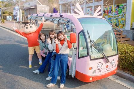通園バスに乗って「クレヨンしんちゃん」の世界へレッ 通園バスに乗って「クレヨンしんちゃん」の世界へレッ