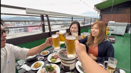富士駅前の屋上に夏のにぎわい 富士駅前の屋上に夏のにぎわい