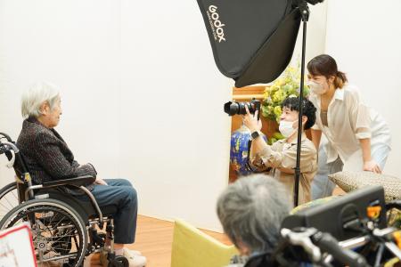 有志プロジェクト「みらいラボ」高齢者施設と連携し、 有志プロジェクト「みらいラボ」高齢者施設と連携し、