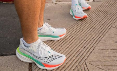 伝説的なレーシングシューズ「Azura」の名を冠し、最 伝説的なレーシングシューズ「Azura」の名を冠し、最