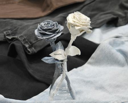 衣服を、枯れない花へ。世界各地から集められた衣服を 衣服を、枯れない花へ。世界各地から集められた衣服を