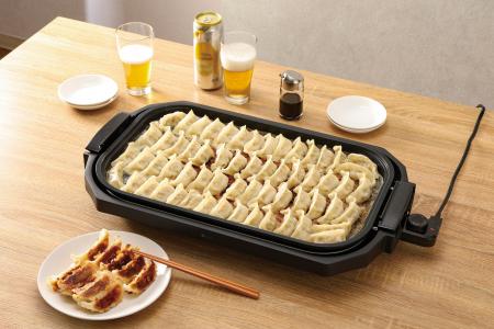 約60個(※1)の餃子が一度に焼ける広々サイズ!家族みん 約60個(※1)の餃子が一度に焼ける広々サイズ!家族みん