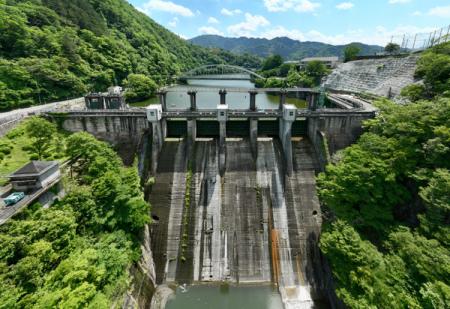 相模ダムリニューアル工事において、自動充電ポート付 相模ダムリニューアル工事において、自動充電ポート付