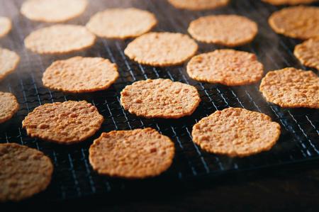 焼きたて〈ゆかり〉累計販売数10 万枚突破! 焼きたて〈ゆかり〉累計販売数10 万枚突破!