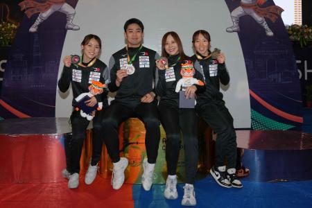 フェンシング アジア選手権大会女子フルーレで金メダ フェンシング アジア選手権大会女子フルーレで金メダ