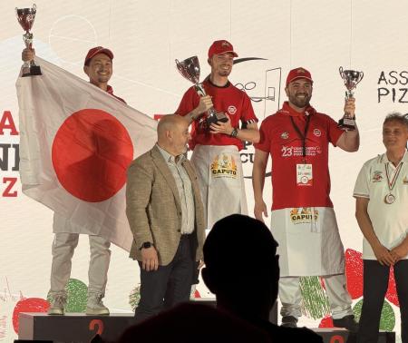 【日本人初の快挙】ナポリ開催のピッツァ職人世界選手 【日本人初の快挙】ナポリ開催のピッツァ職人世界選手