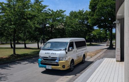 学生と秋田をつなぐシャトルバス「ABE! BUS」の運行を 学生と秋田をつなぐシャトルバス「ABE! BUS」の運行を