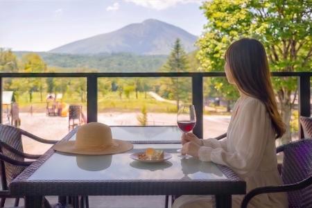 浅間山ビューの特等席で涼む「森のワインテラス」 北 浅間山ビューの特等席で涼む「森のワインテラス」 北