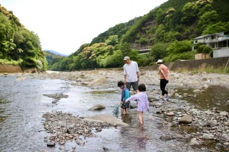 子連れ夏旅を快適にする「チェックイン前の川遊びキャ 子連れ夏旅を快適にする「チェックイン前の川遊びキャ