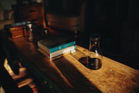 飲み物も灯りも楽しめる!カラフェ×ソーラーライトの 飲み物も灯りも楽しめる!カラフェ×ソーラーライトの