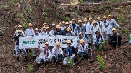 社有林「ナイスの森(R)」にて森林資源の循環利用を体 社有林「ナイスの森(R)」にて森林資源の循環利用を体