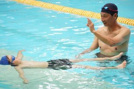 人間科学部 若吉浩二教授が、小学生に“安全水泳教室” 人間科学部 若吉浩二教授が、小学生に“安全水泳教室”