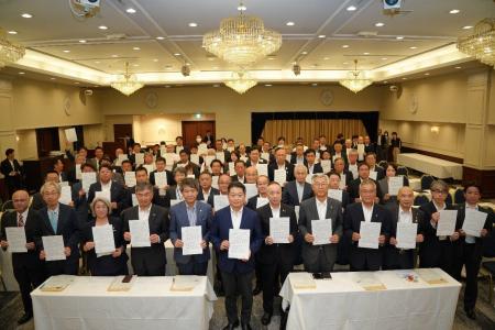 若者流出に歯止めを 山梨県、賃上げへ39団体で共同宣 若者流出に歯止めを 山梨県、賃上げへ39団体で共同宣