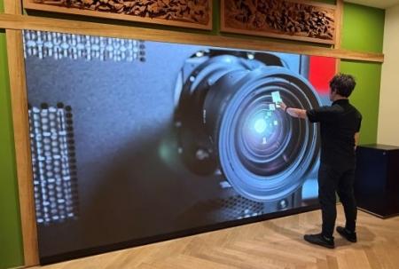 オーラス株式会社、163インチのBarco Residential住宅 オーラス株式会社、163インチのBarco Residential住宅