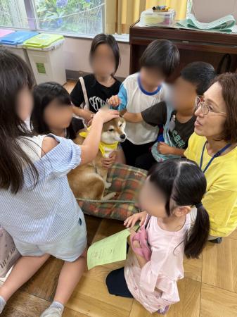 セラピー犬とのふれあいを通じて子どもたちに笑顔を。 セラピー犬とのふれあいを通じて子どもたちに笑顔を。