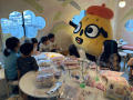 【▲ポリンキーによる“ヒミツのシール交換会”▲】湖池屋 【▲ポリンキーによる“ヒミツのシール交換会”▲】湖池屋