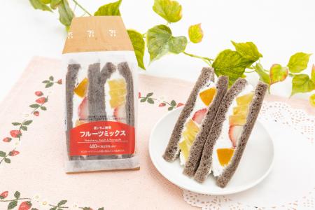 ココア食パン×3種のフルーツ!さわやかな夏のスイーツ ココア食パン×3種のフルーツ!さわやかな夏のスイーツ