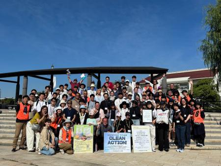 地域美化活動を通じて、社会貢献と留学生・地域住民・ 地域美化活動を通じて、社会貢献と留学生・地域住民・