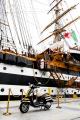 2 つのイタリアン・アイコンであるベスパとイタリア海 2 つのイタリアン・アイコンであるベスパとイタリア海