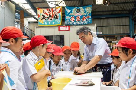 【リゾナーレ熱海】熱海市内の小学生が未利用魚につい 【リゾナーレ熱海】熱海市内の小学生が未利用魚につい