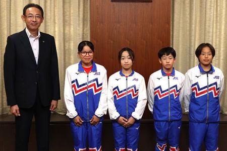 高槻市のスイミングスクールに所属する小学生4人が水 高槻市のスイミングスクールに所属する小学生4人が水