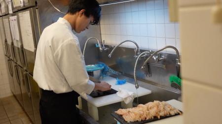 高校生が一週間、鮨職人に挑戦。海外客をおもてなし 高校生が一週間、鮨職人に挑戦。海外客をおもてなし