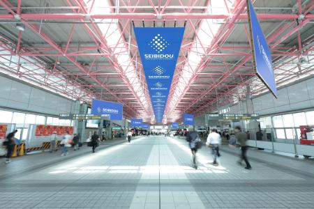 金山総合駅のリニューアルに伴い、全長67mの透過型LED 金山総合駅のリニューアルに伴い、全長67mの透過型LED