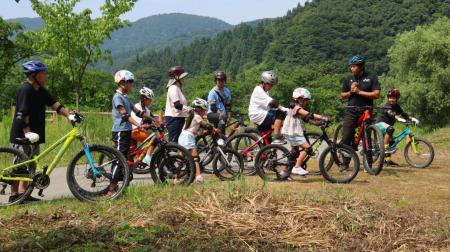 ほぼ全員がMTB初体験、基礎練習から自然のコース走行 ほぼ全員がMTB初体験、基礎練習から自然のコース走行