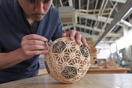 木組みだけで実現した球体型の組子細工「KUMIKO SPHER 木組みだけで実現した球体型の組子細工「KUMIKO SPHER