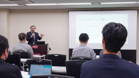 YouTube経由売上8億円の現役YouTuber役員が登壇。企業 YouTube経由売上8億円の現役YouTuber役員が登壇。企業