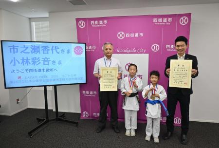 市之瀬 香代さん、小林 彩音さんが四街道市長を表敬 市之瀬 香代さん、小林 彩音さんが四街道市長を表敬