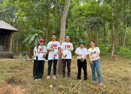 世界遺産ミーソン遺跡群にモリンダの植樹を実施 世界遺産ミーソン遺跡群にモリンダの植樹を実施